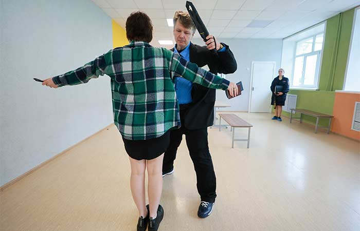 Рособрнадзор запретил досматривать участников ЕГЭ перед сдачей экзамена