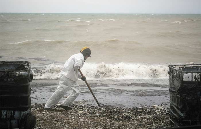 Новые выбросы мазута обнаружены у Туапсе после пожара на морском терминале