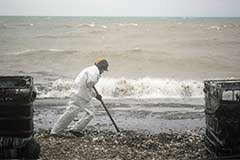 Новые выбросы мазута обнаружены у Туапсе после пожара на морском терминале