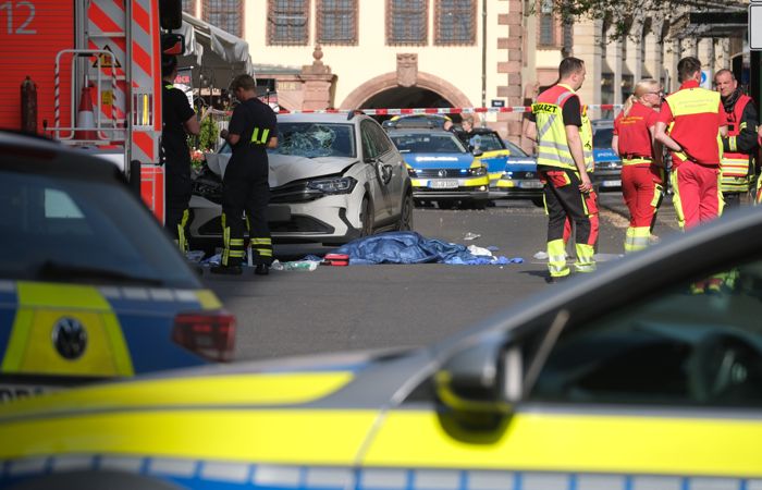 Два человека погибли и 20 пострадали при наезде автомобиля на людей в Лейпциге