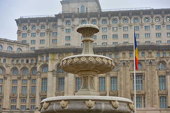 Румынский парламент вынес вотум недоверия правительству