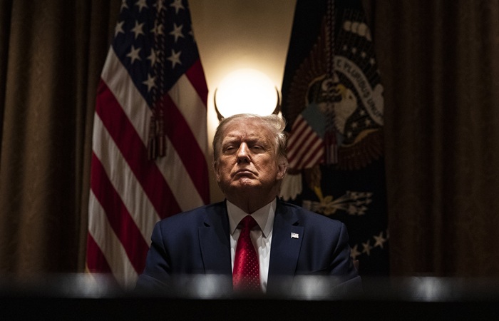Трамп заявил о неудачной атаке Ирана на три эсминца ВМС США