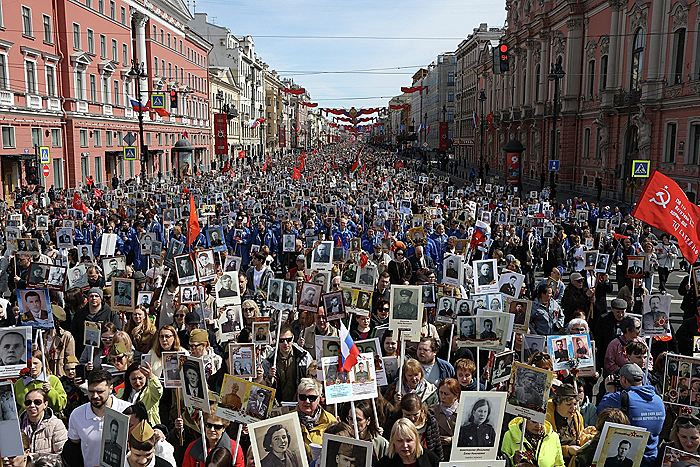 Число участников Бессмертного полка в Петербурге превысило сто тысяч