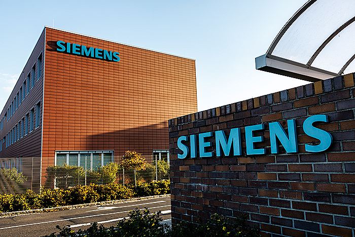 Лихачев заявил, что "Росатом" не будет работать с Siemens