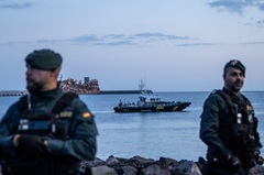 Круизный лайнер MV Hondius со вспышкой хантавируса достиг  Канарских островов
