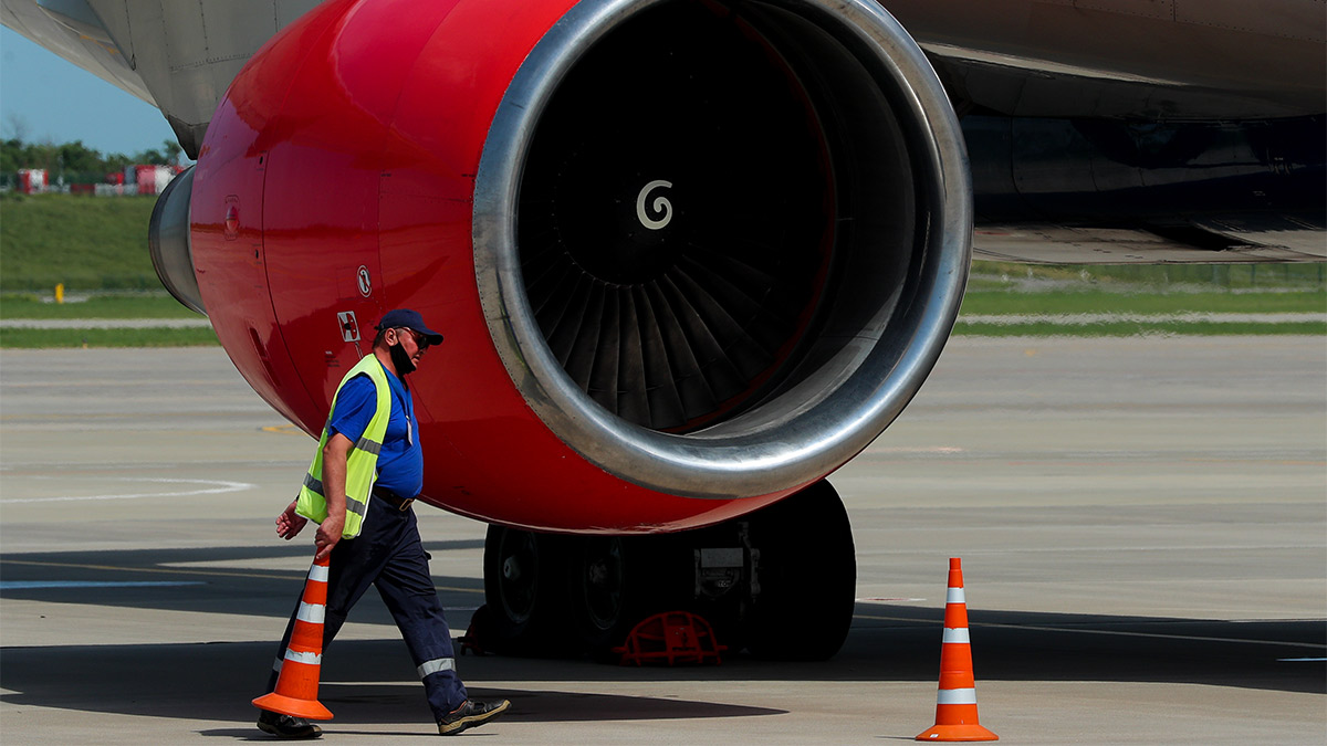 Росавиация обсудит с руководством AZUR air снятие ограничений сертификата