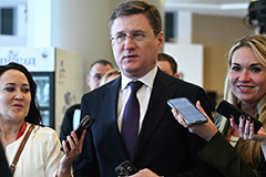 Новак предложил отраслям закрывать кадровый дефицит за счет роста производительности труда
