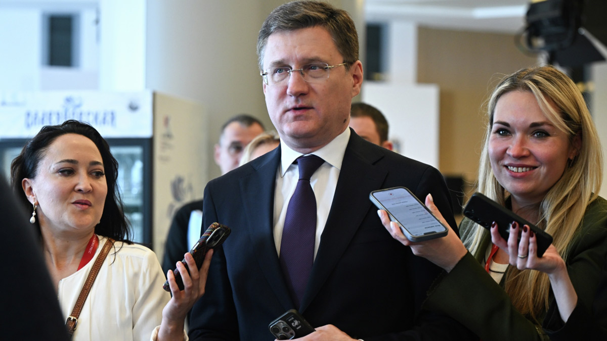 Новак предложил отраслям закрывать кадровый дефицит за счет роста производительности труда
