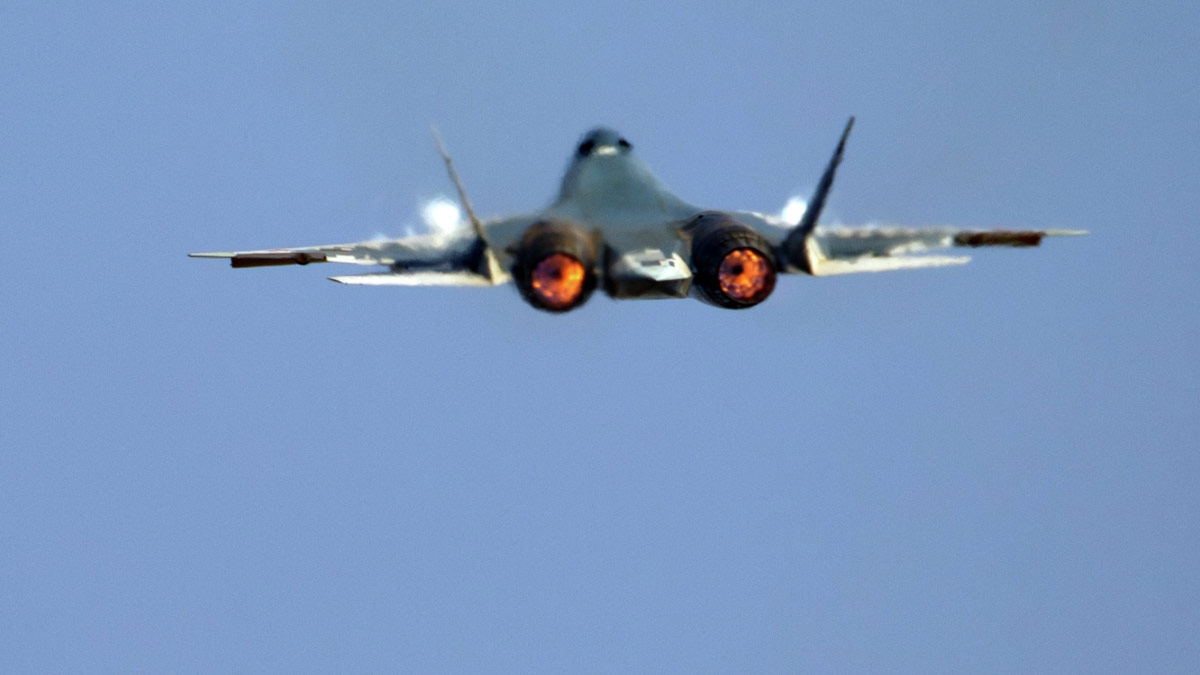 Состоялся первый полет прототипа истребителя Су-57 в двухместном варианте
