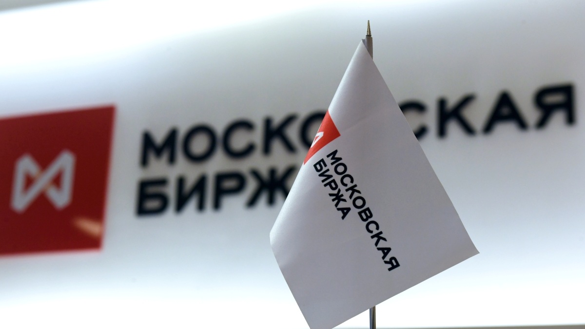 Рынок акций РФ открылся в утреннюю сессию незначительным изменением индекса IMOEX2