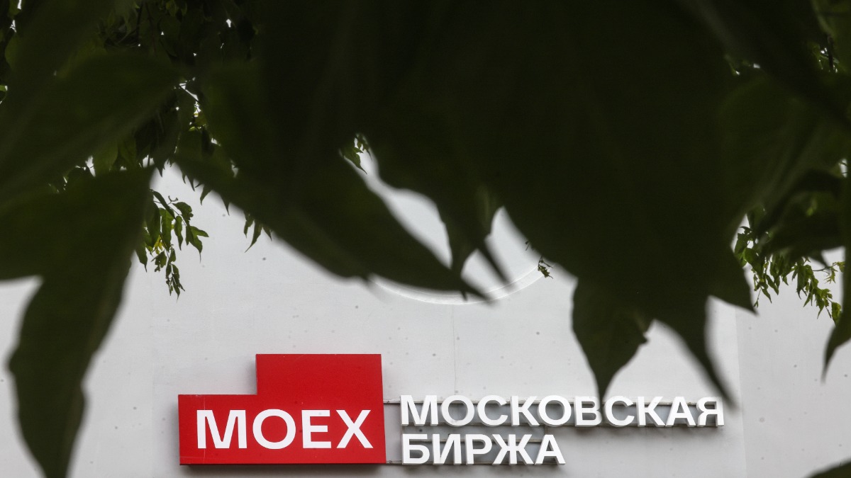Рынок акций РФ открылся в утреннюю сессию снижением индекса IMOEX2 на 0,2%