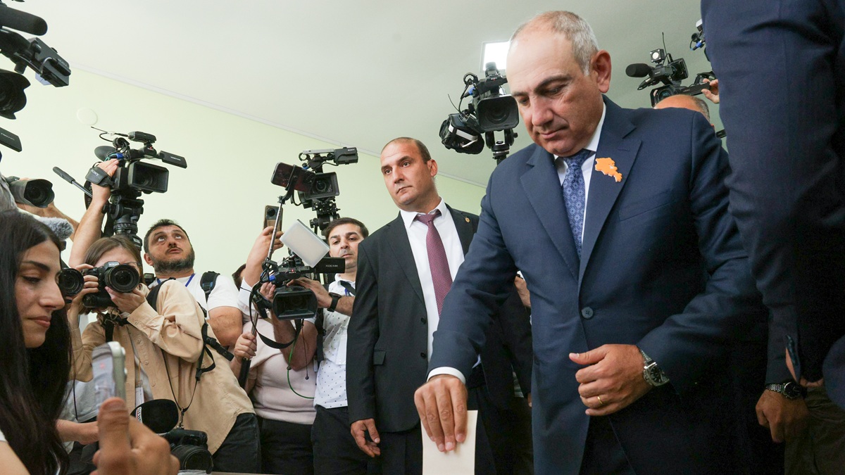Партия Пашиняна лидирует на парламентских выборах в Армении