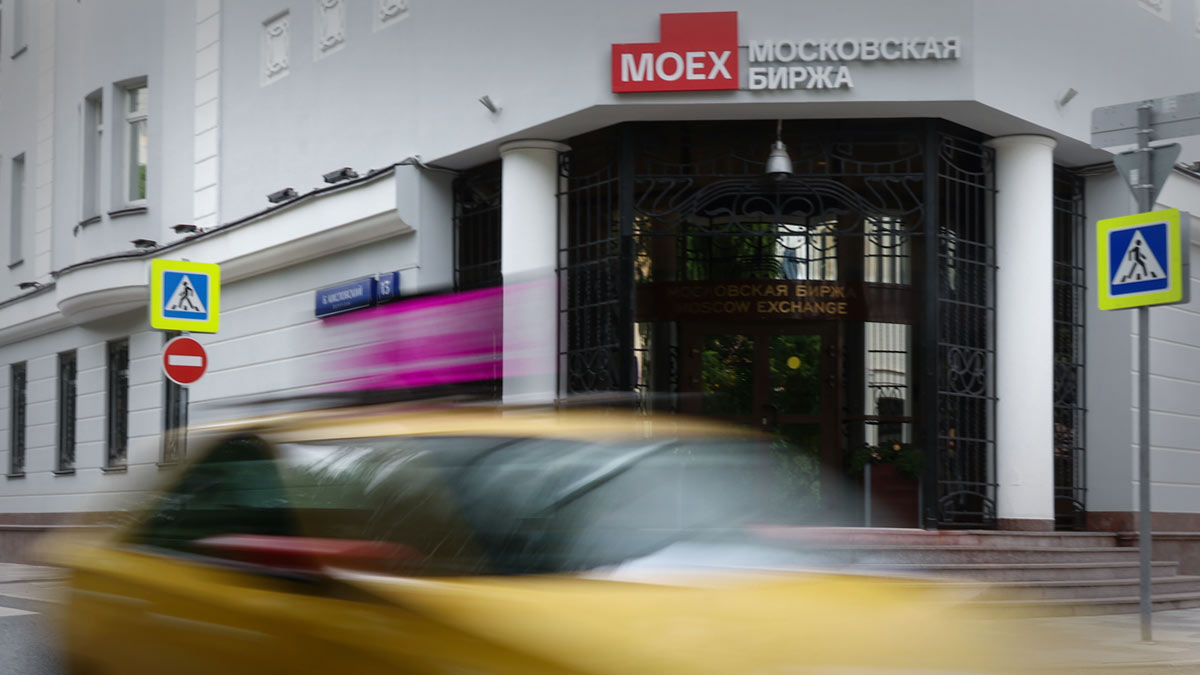 Индекс МосБиржи упал ниже 2500 пунктов впервые с 18 ноября 2