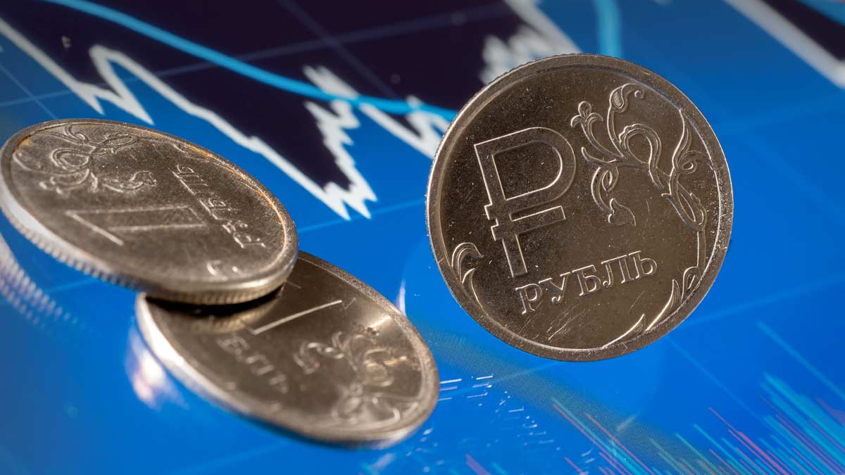 Коррекцию рынка акций РФ вверх сдержали упавшая нефть и укрепление рубля