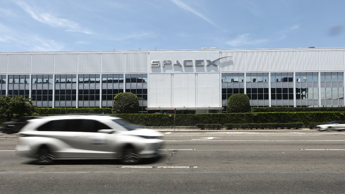 Илон Маск стал первым в истории триллионером после IPO SpaceX