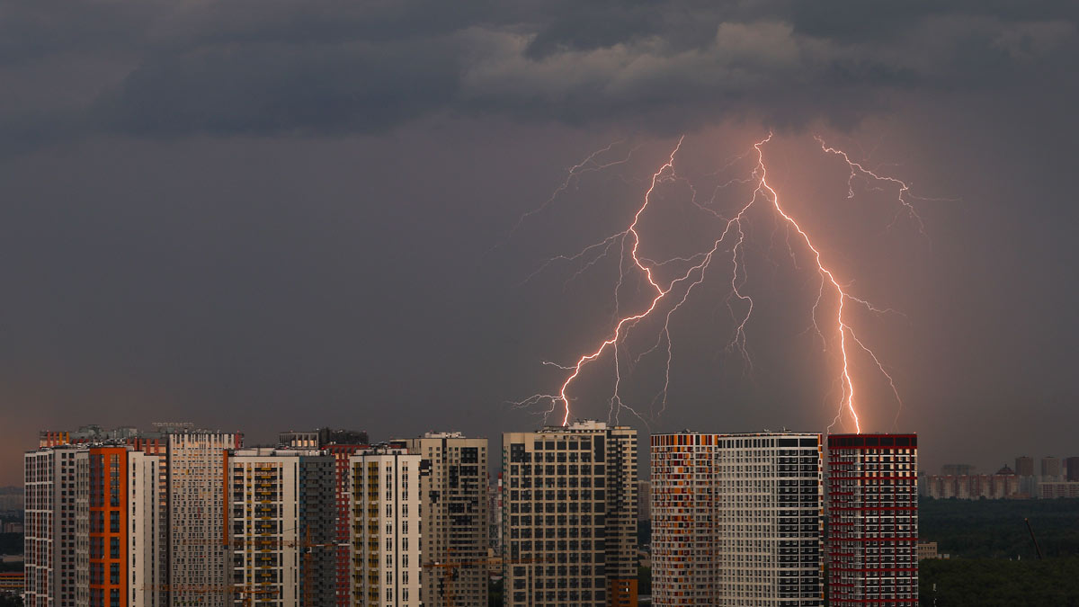 Ливень с грозой и сильный ветер ожидаются в Москве в понедельник