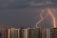 Ливень с грозой и сильный ветер ожидаются в Москве в понедельник