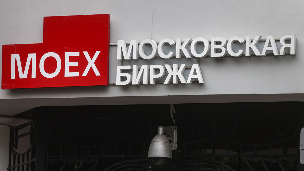 Индекс МосБиржи пробил отметку 2450 пунктов, обновив минимум с декабря 2024 года