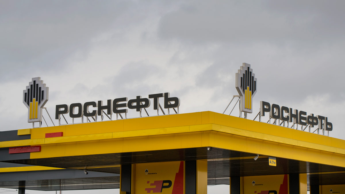 Сечин заявил об отсутствии на АЗС "Роснефти" ограничений по заправке