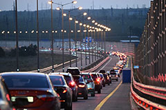 Власти разрешили провозить через Крымский мост 200 литров топлива в автомобиле