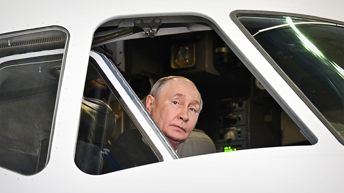 Путин осматривает образцы новой авиатехники - самолеты Ил-114-300, SJ-100 и МС-21