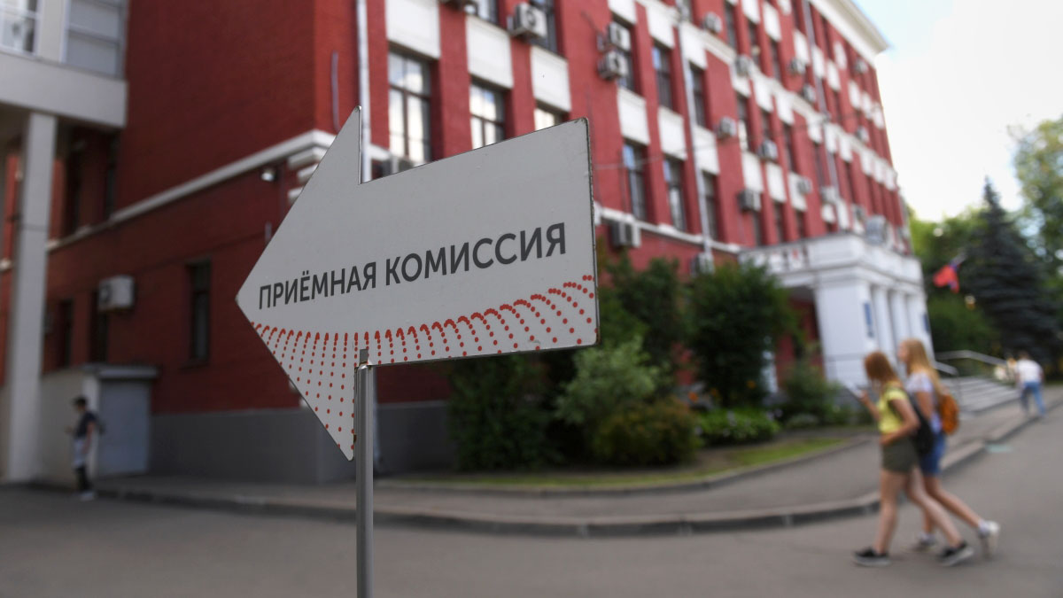 Разрыв в баллах ЕГЭ между бюджетными и платными местами в вузах достиг 42 баллов