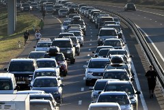 Более тысячи машин скопились на досмотр перед Крымским мостом