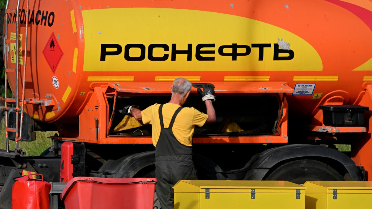 Новак поручил властям и НК принимать все меры для недопущения сбоев в поставках топлива