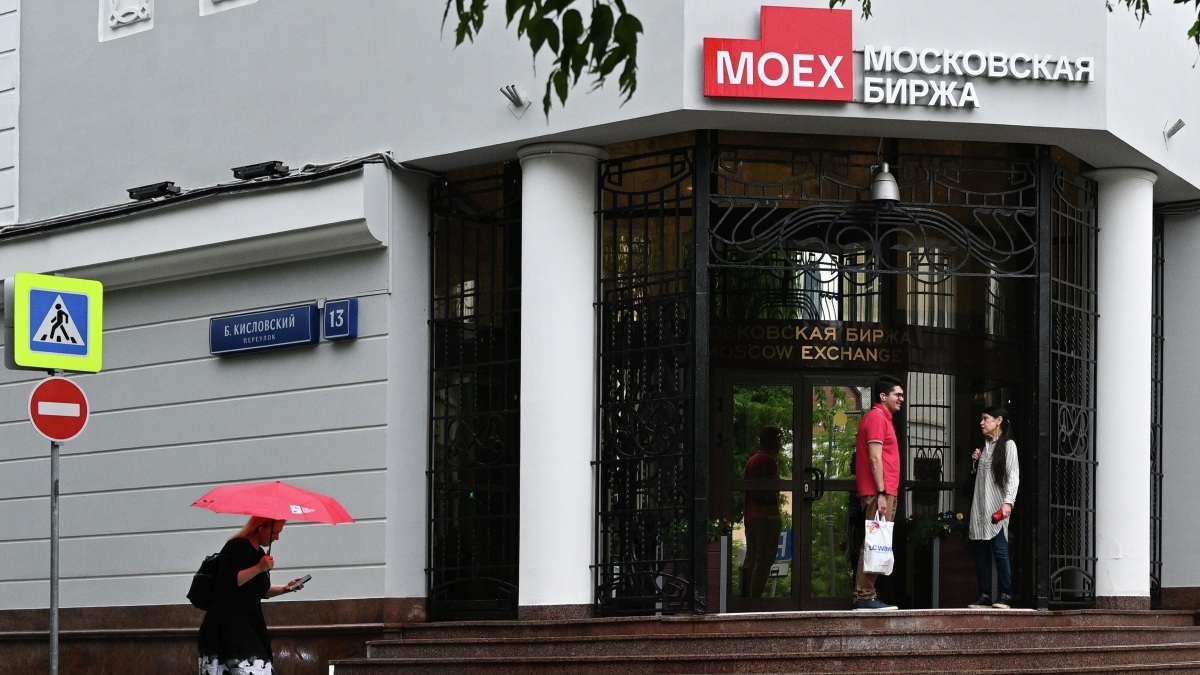 Рынок акций РФ открылся в утреннюю сессию ростом индекса IMOEX2 на 0,6% вслед за нефтью