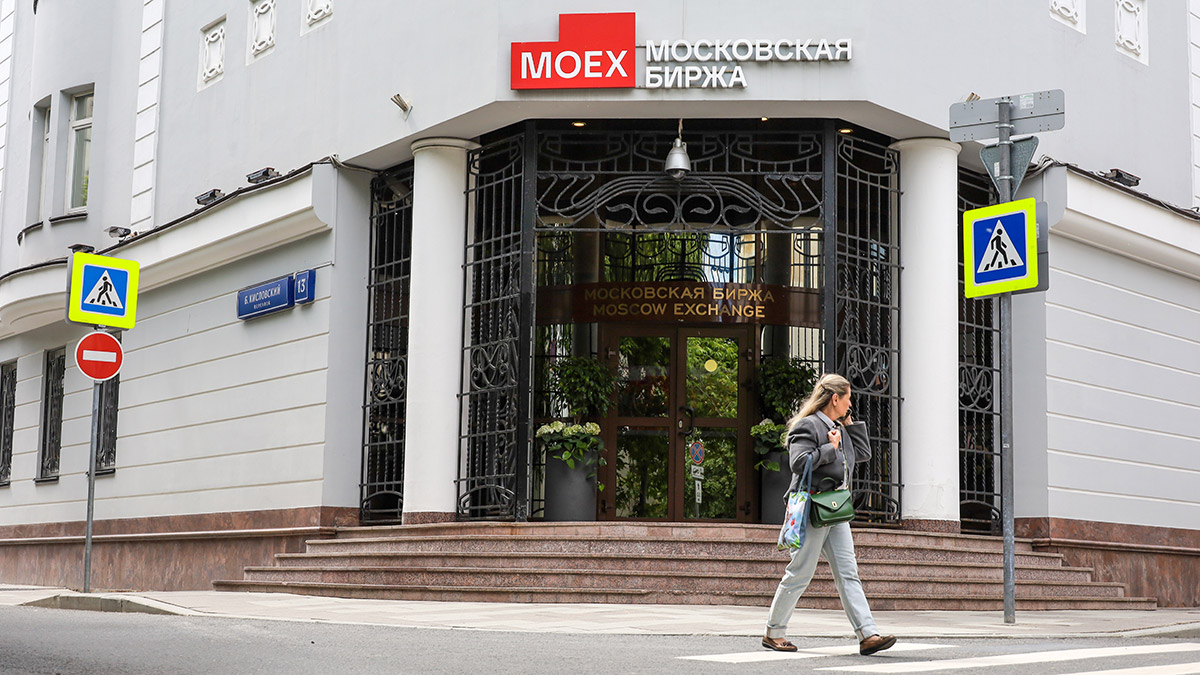 Индекс МосБиржи упал к 2110 пунктам на санкционных рисках