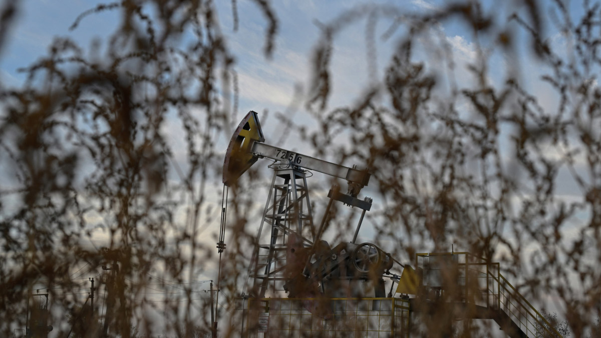 Brent остается в минусе и торгуется у $84,6 за баррель