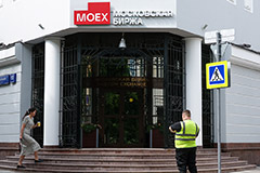 Индексы МосБиржи и РТС упали на 1,9% в начале основных торгов