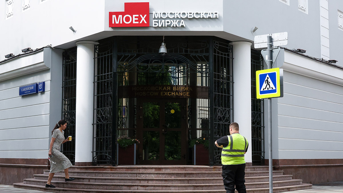 Индексы МосБиржи и РТС упали на 1,9% в начале основных торгов