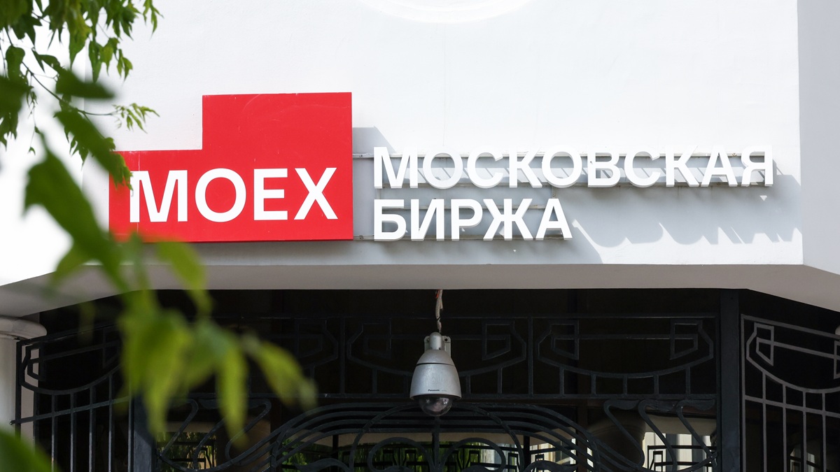 Рынок акций РФ открылся в утреннюю сессию снижением индекса IMOEX2 на 2,2%