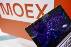 Рынок акций РФ открылся в утреннюю сессию снижением индекса IMOEX2 на 0,7%