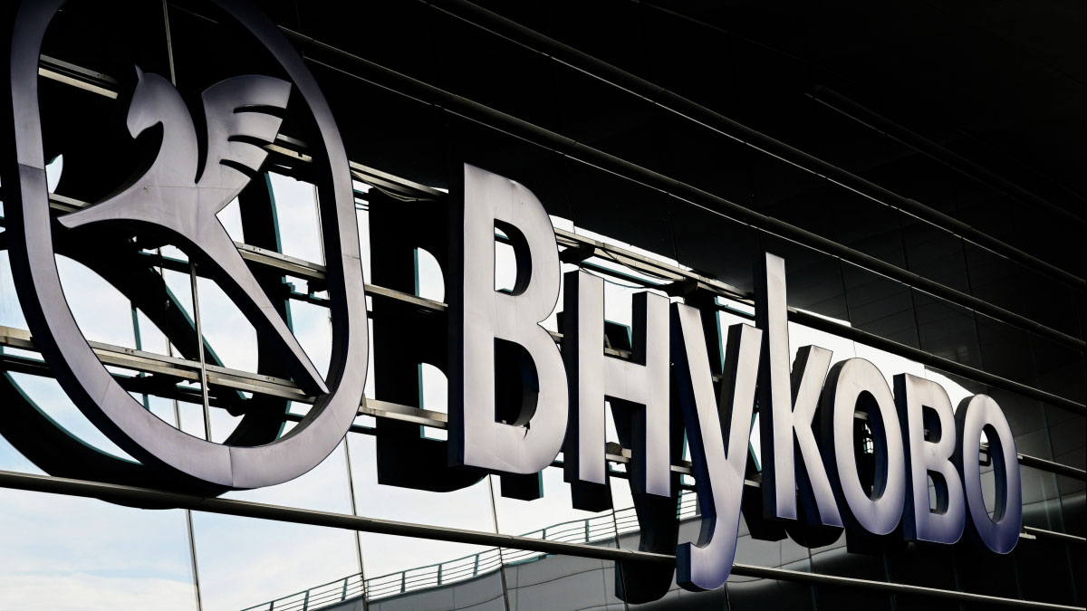 "Внуково" приобрело 25,01% в контролирующей "Домодедово" компании