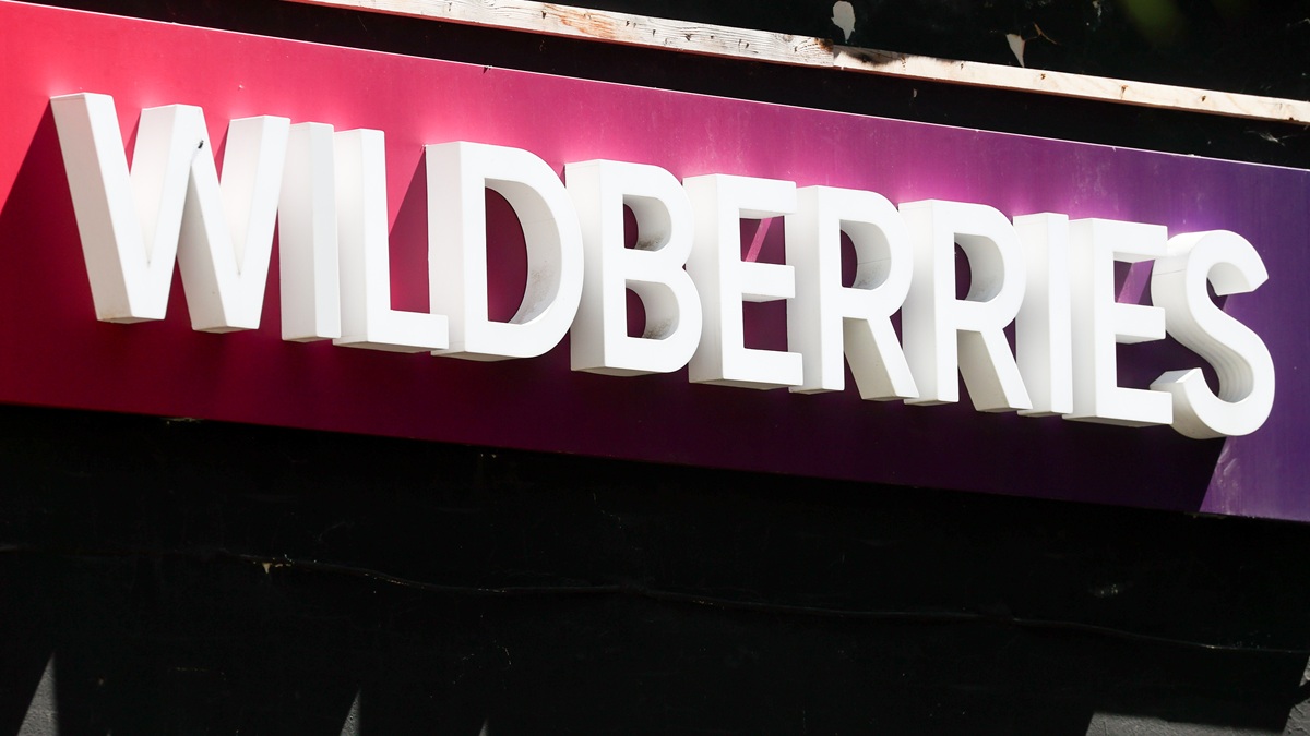 В Екатеринбурге тушат пожар на логистическом объекте Wildberries