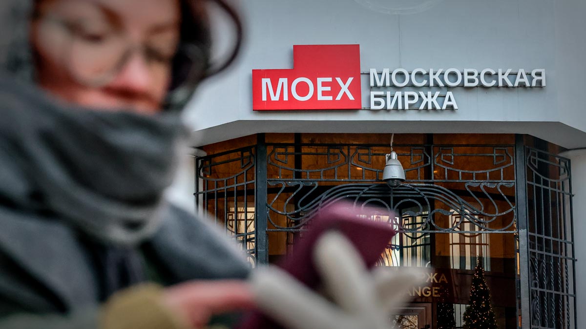 "Мосбиржа" с 14 сентября перенесет старт основной сессии на 9 утра
