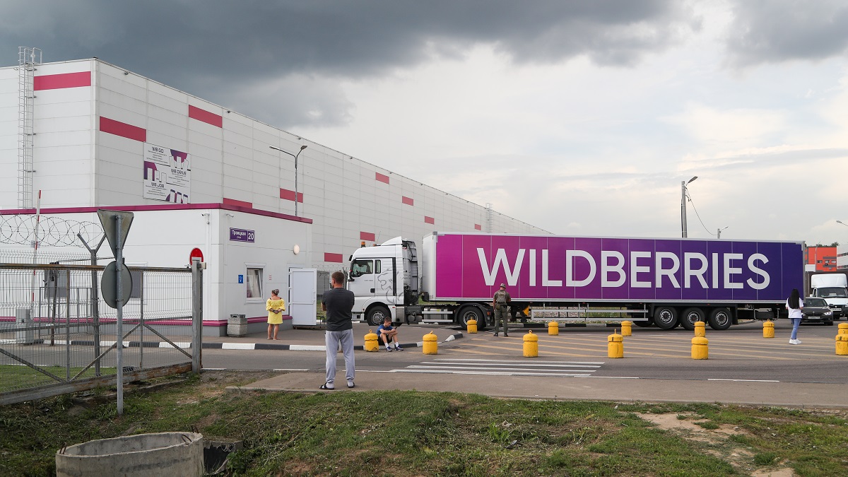 В Тамбовской области загорелся логистический центр Wildberries после удара БПЛА