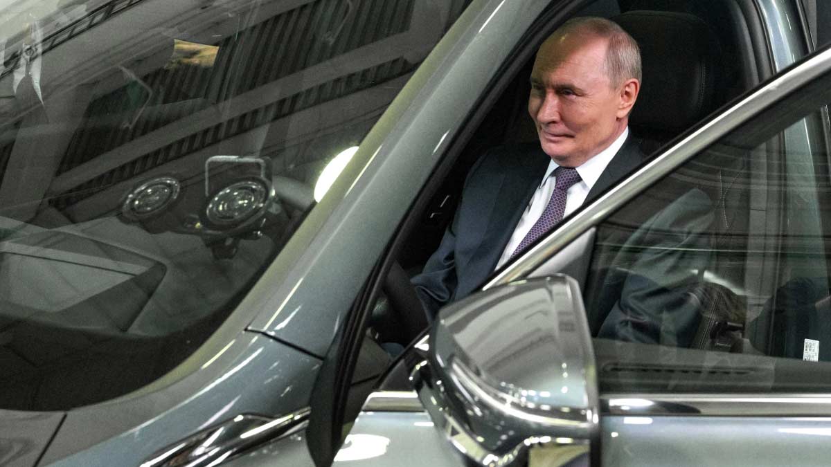 Путин протестировал новый автомобиль Volga "К 50"