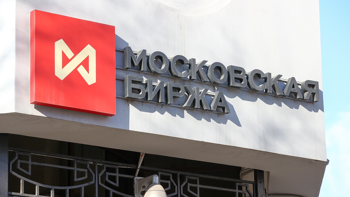 Рынок акций РФ открылся в утреннюю сессию ростом индекса IMOEX2 на 0,5%