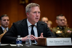 The Hill пишет, что министр армии США подал прошение об отставке