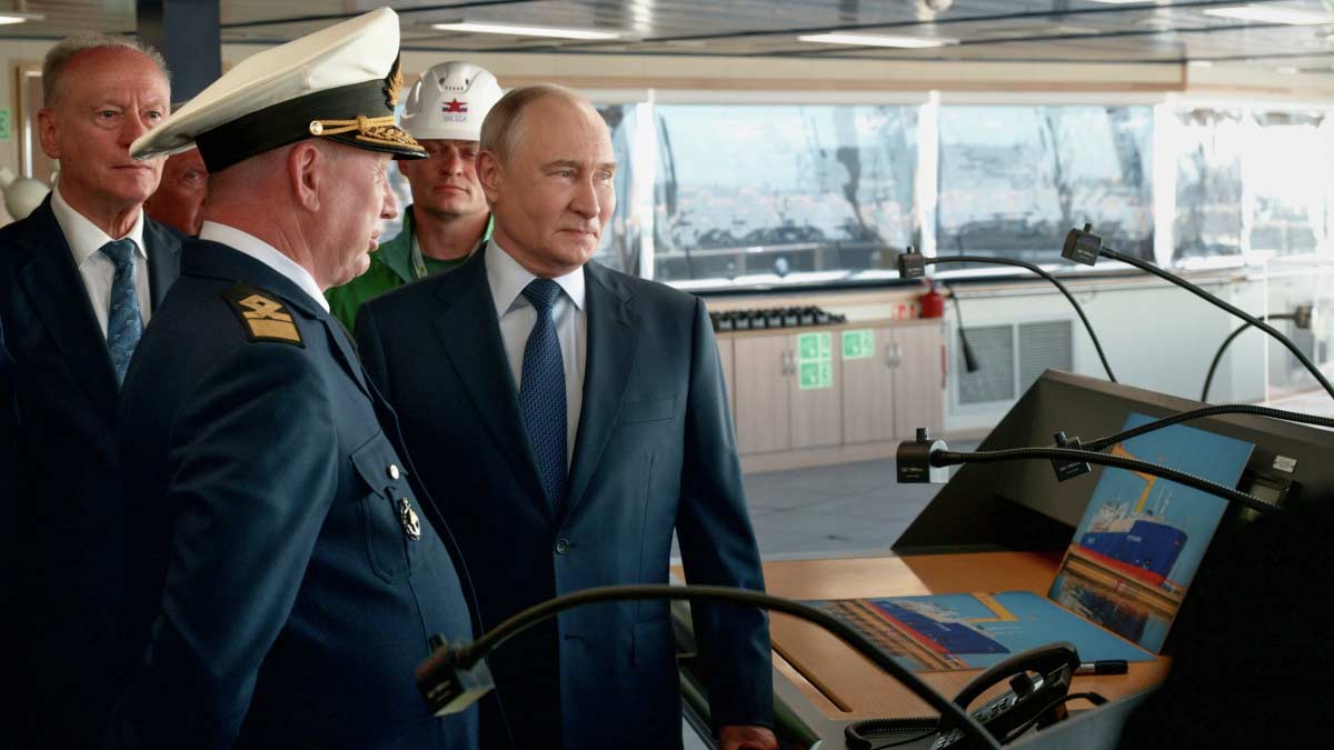 Путин осмотрел строящийся танкер-газовоз "Петр Столыпин" для проекта "Арктик СПГ-2"