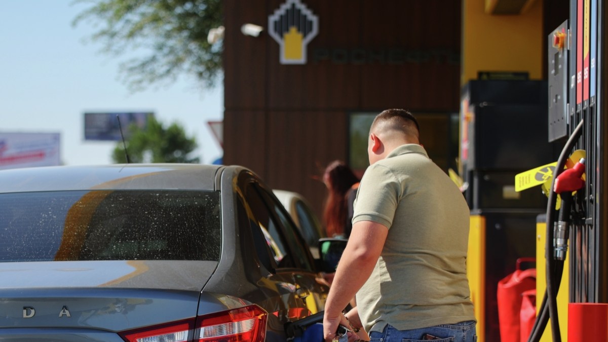 Сечин сказал, что "Роснефть" будет поддерживать стабильные поставки топлива
