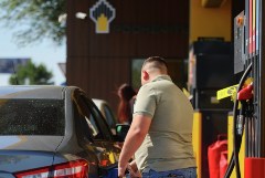Сечин сказал, что "Роснефть" будет поддерживать стабильные поставки топлива