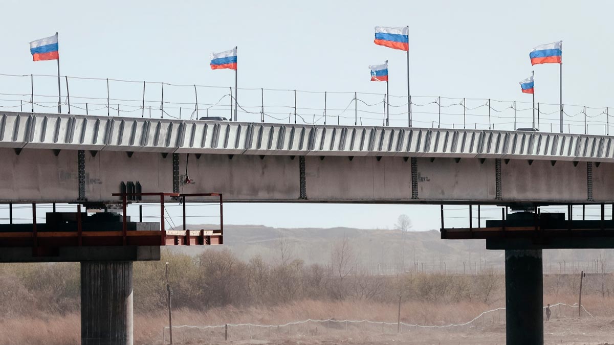 Движение по автомобильному мосту открыто на границе РФ и КНДР