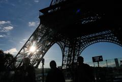 Эйфелева башня открылась после забастовки из-за дискриминации женского персонала