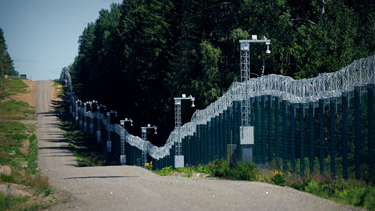 Финляндия завершила строительство двухсоткилометрового забора на границе с РФ