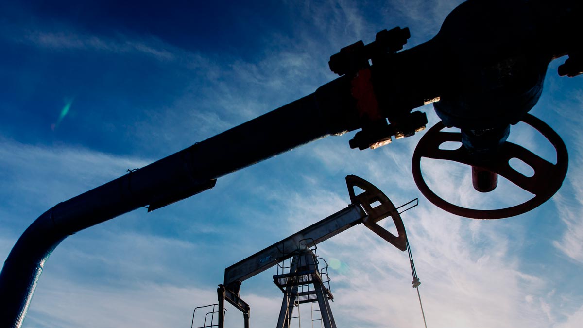 Нефть Brent слабо дешевеет после скачка накануне