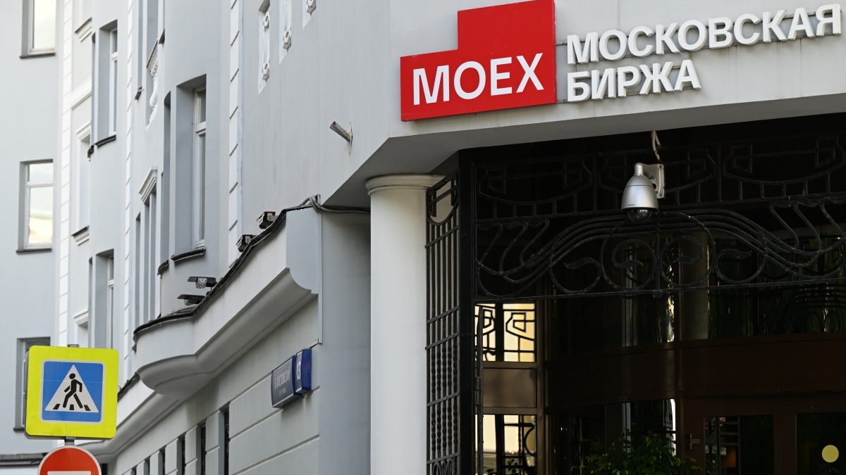 Мосбиржа с 14 сентября переносит начало основной торговой сессии на ключевых рынках на 9:00